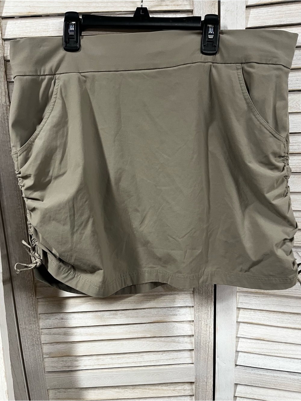 Columbia Women’s Khaki Ruched Drawstring Performance Skort XL
